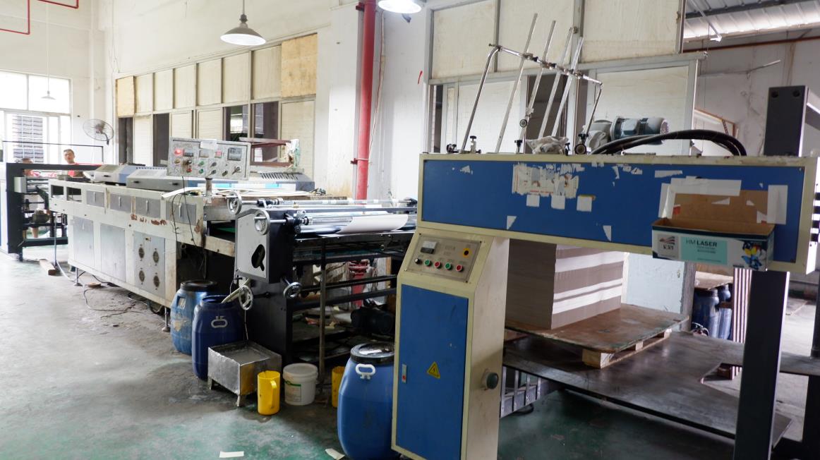 Automatic oil coating line for protective finish application in logistics packaging