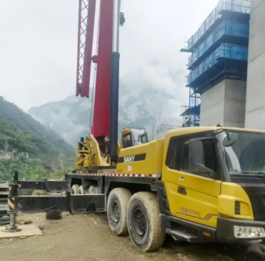 High-Quality Used 90-Ton Mobile Truck Crane Second Hand Crane with Hydraulic Control System From a Top Chinese Brand for Sale.