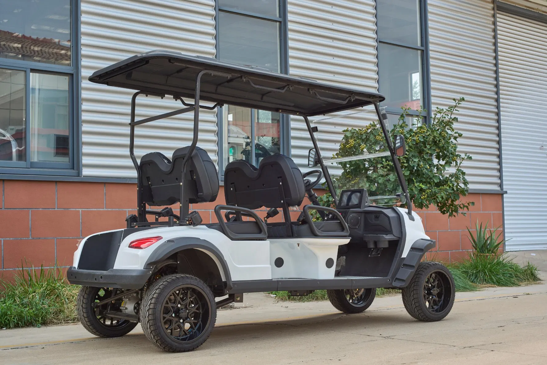 Luxurious 4-Seaters Golf Cart with Embroidered Logo Seats for Resort Fleet