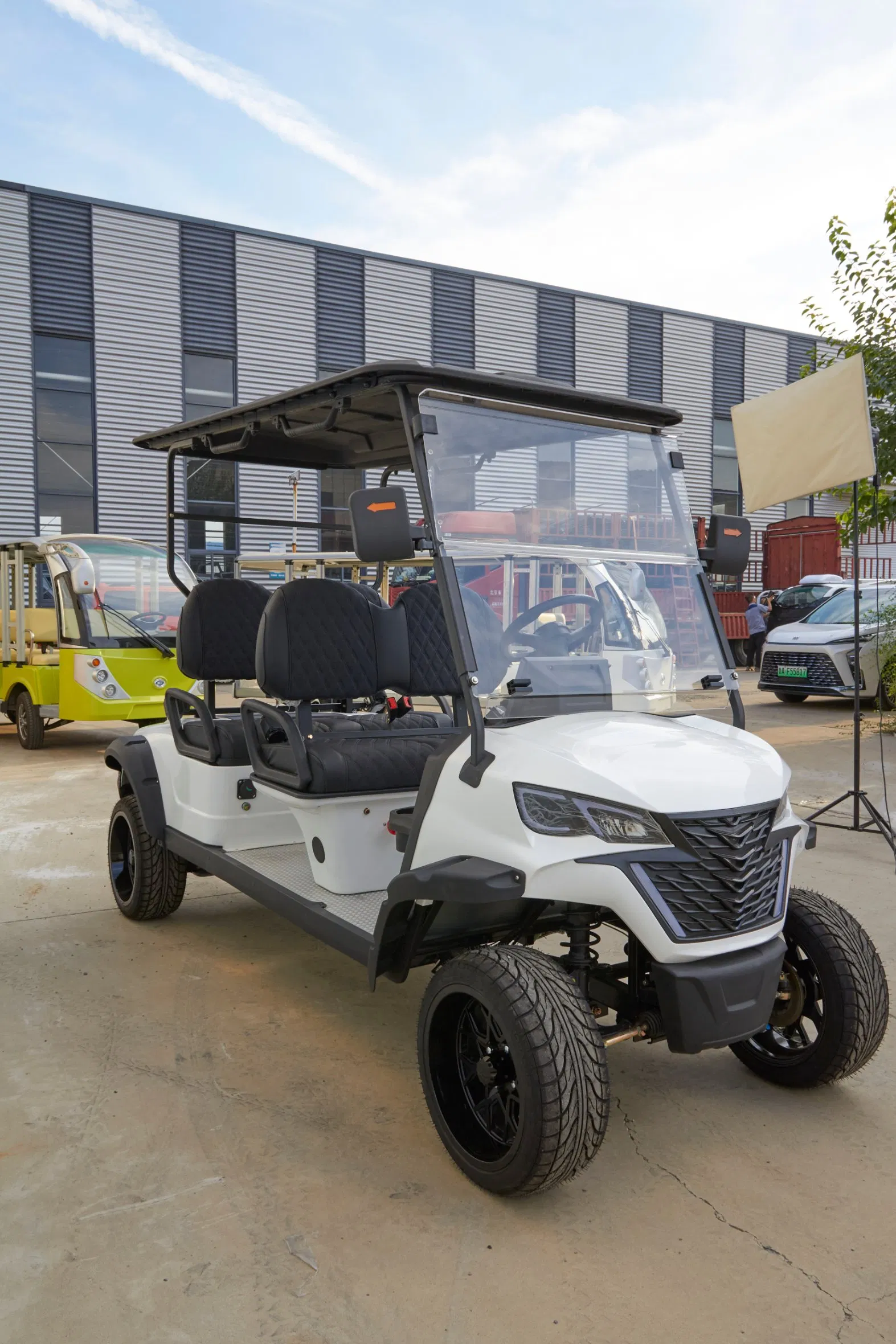 Luxurious 4-Seaters Golf Cart with Embroidered Logo Seats for Resort Fleet