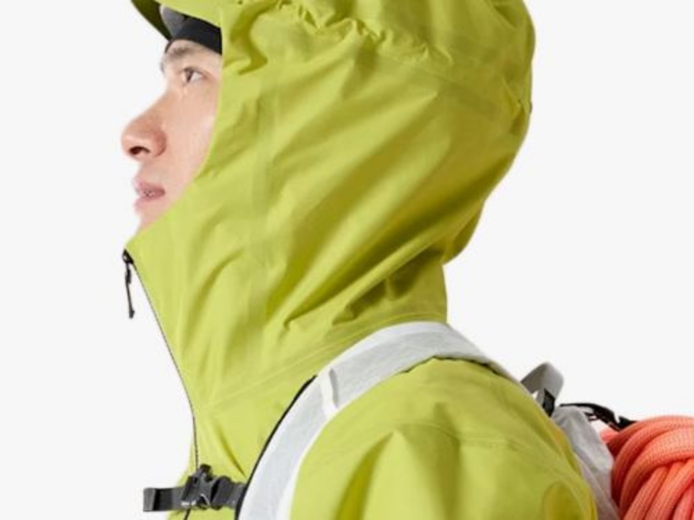 The helmet-compatible structured hood