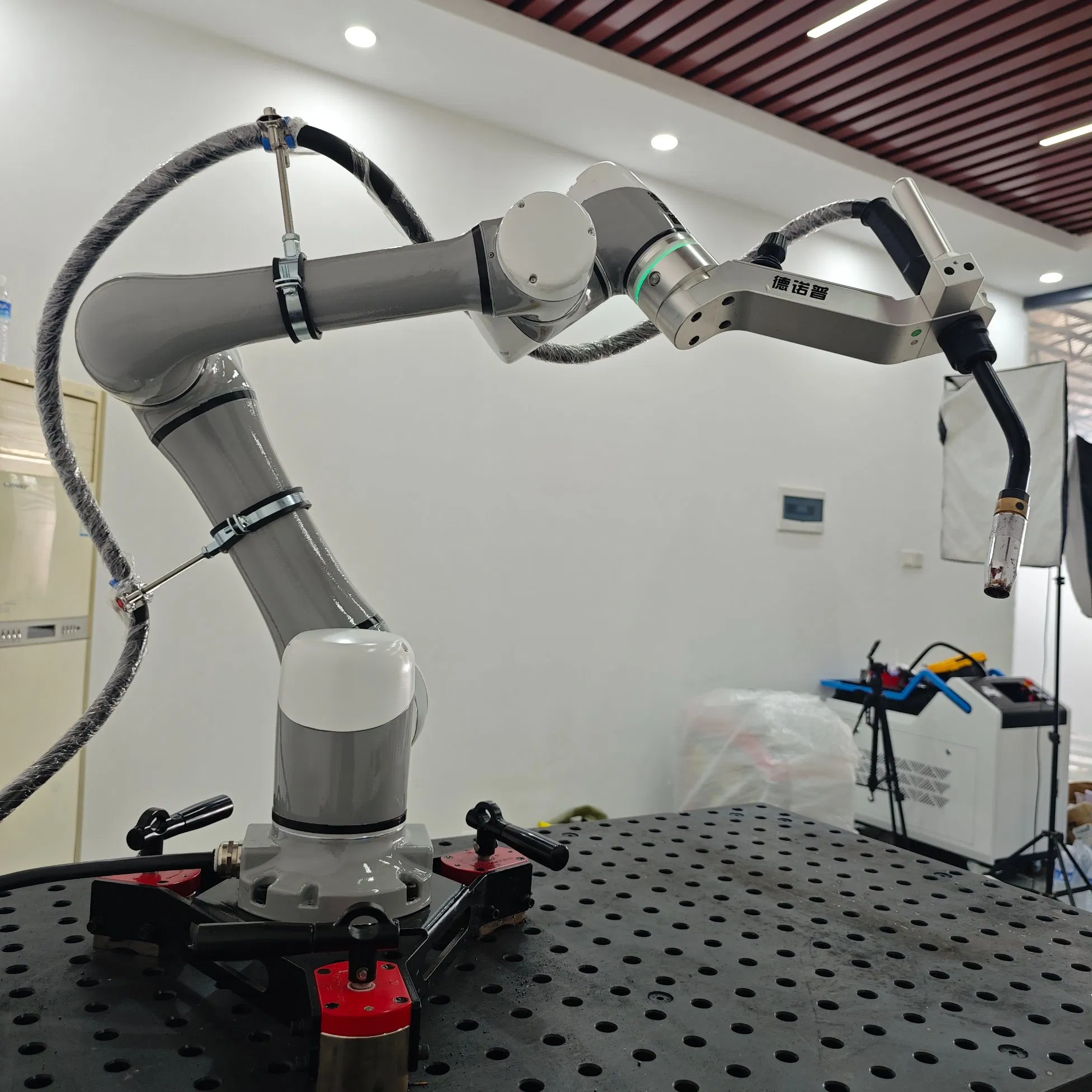Automated Robot Arm for High-Quality Shipbuilding Welding Solutions