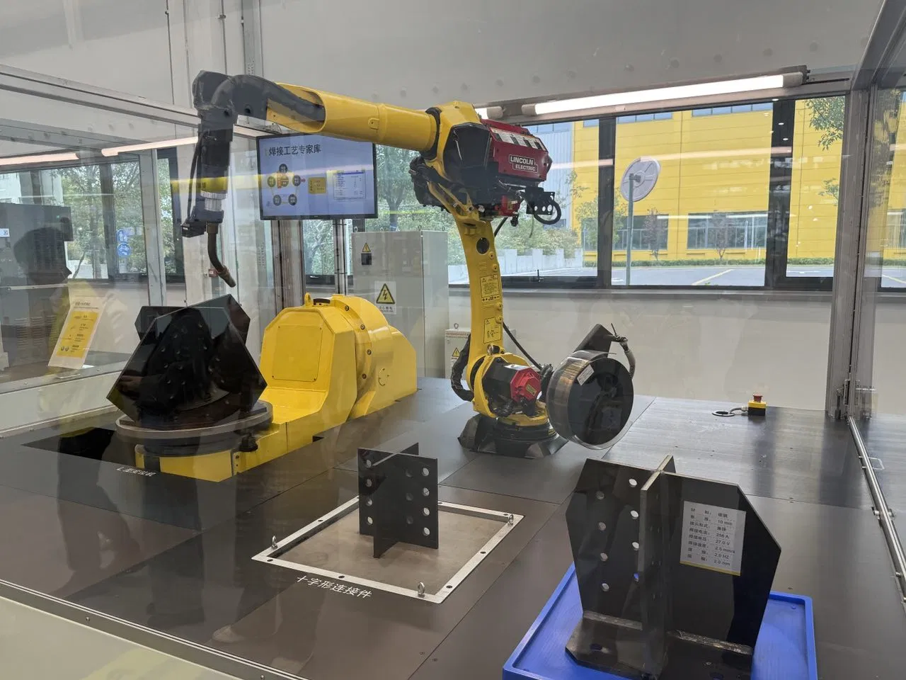 High Efficiency Fanuc Robot Arm M-10ID/10L Laser Welding Robot Intelligent Laser Welding Seam Tracking Raycus Laser Power Source