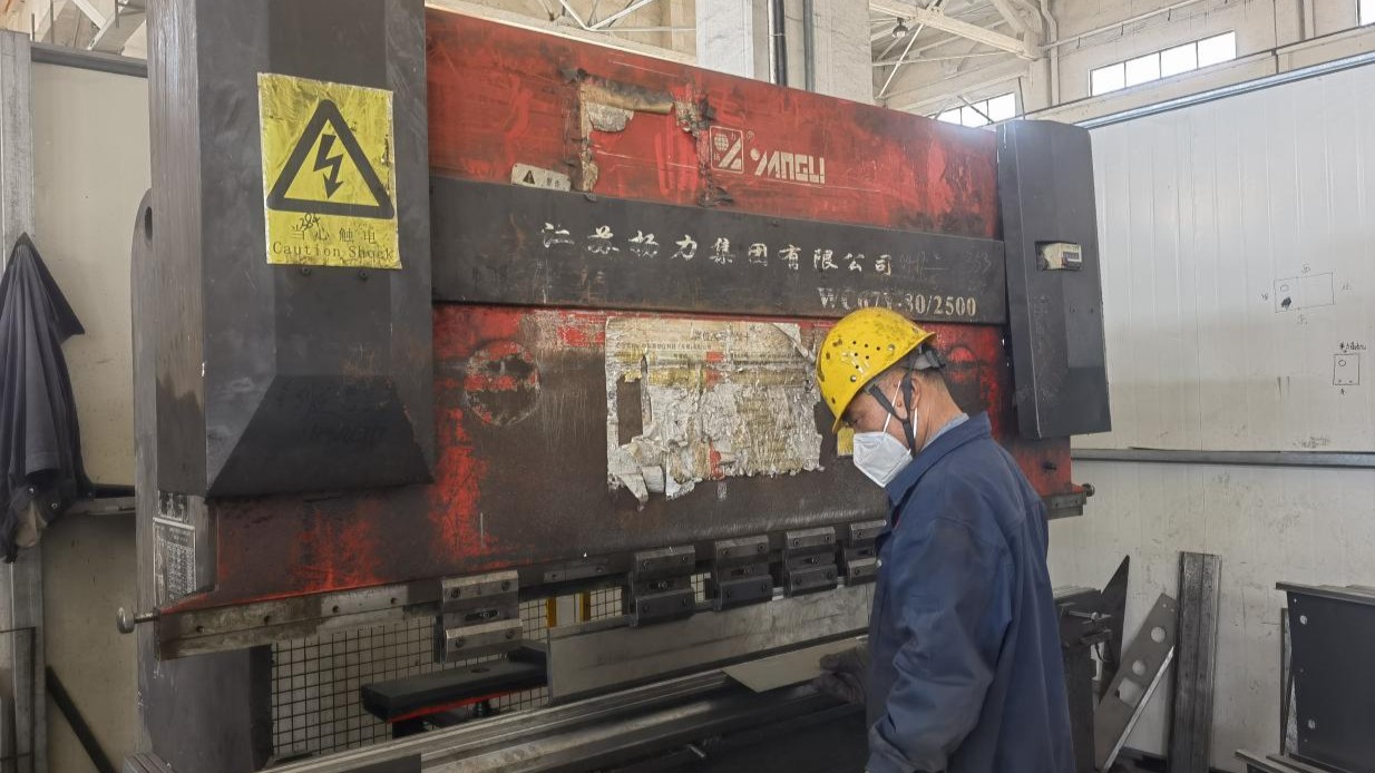 Metal bending process for welding robot structural components