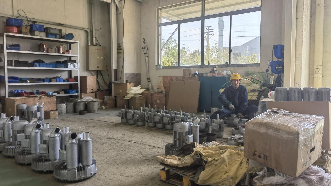 Final assembly of industrial welding and cutting robots