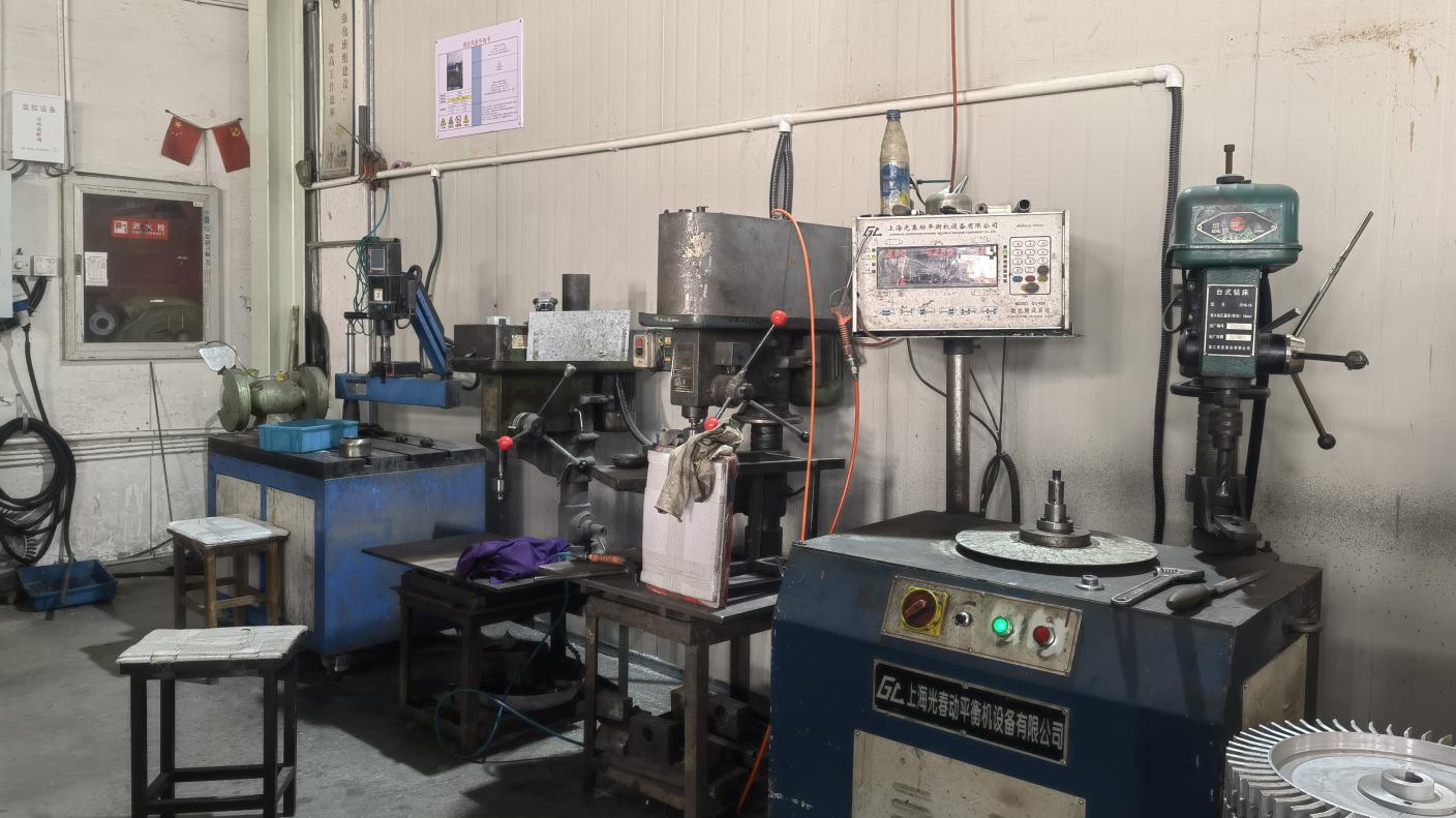 Radial drilling machine operation in Dalian manufacturing base