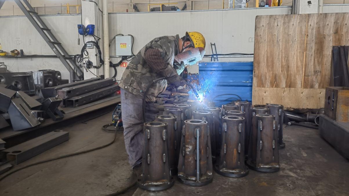 Robotic welding process in Dalian Mobo Robot production line