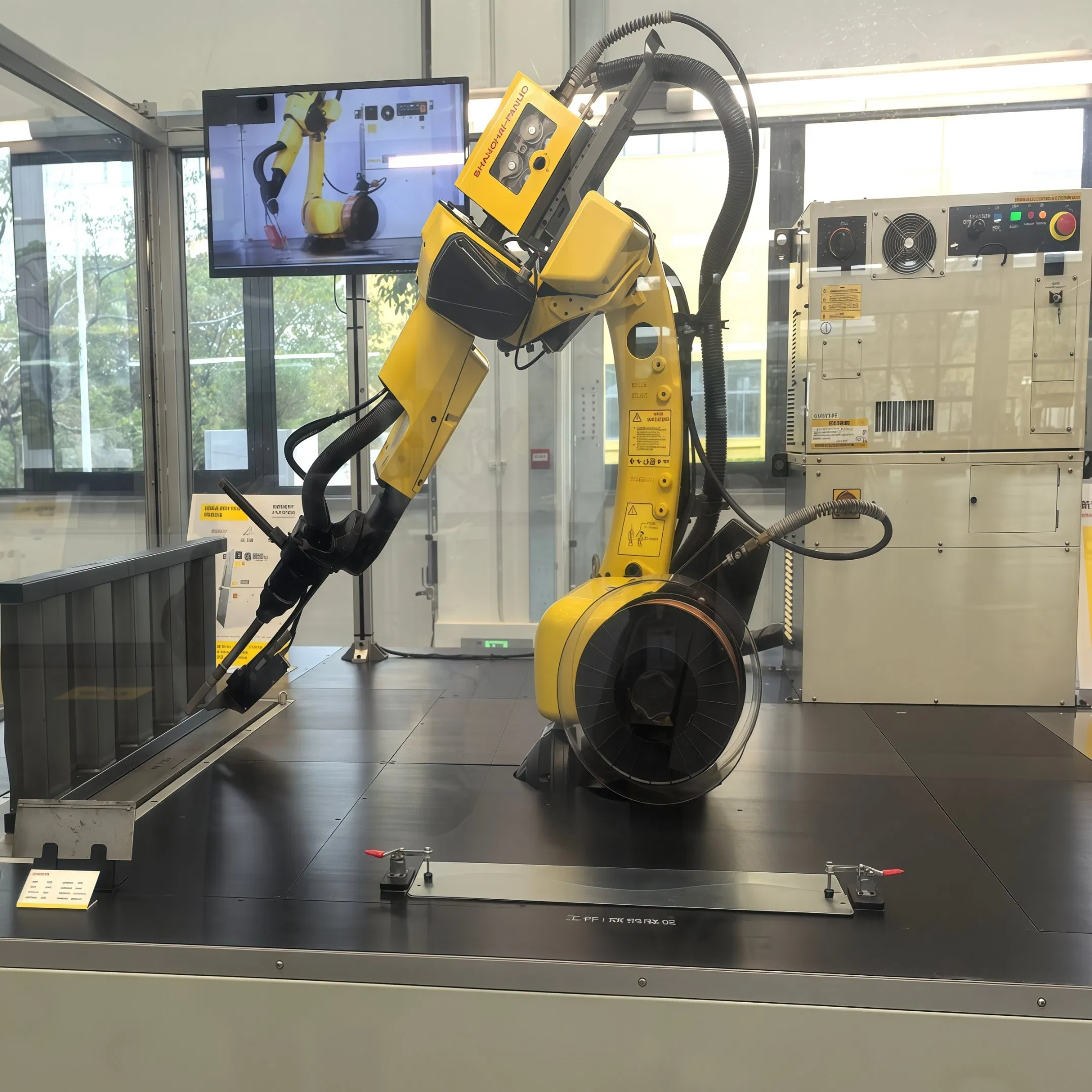 Fanuc M-20ID/25 Load 25kg 1831mm Low Spatter Thin Plates ≥1mm Arc Welding Robot Hollow Wrist with Rotary Positioner Megmeet Welding Power Source