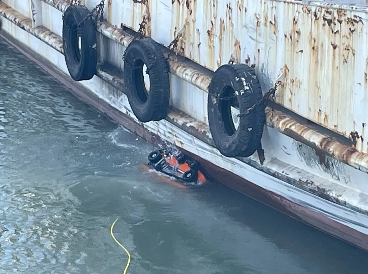 Hdcr1 Underwater Robot for Ship Hull Cleaning and Inspection with Ten Thruster