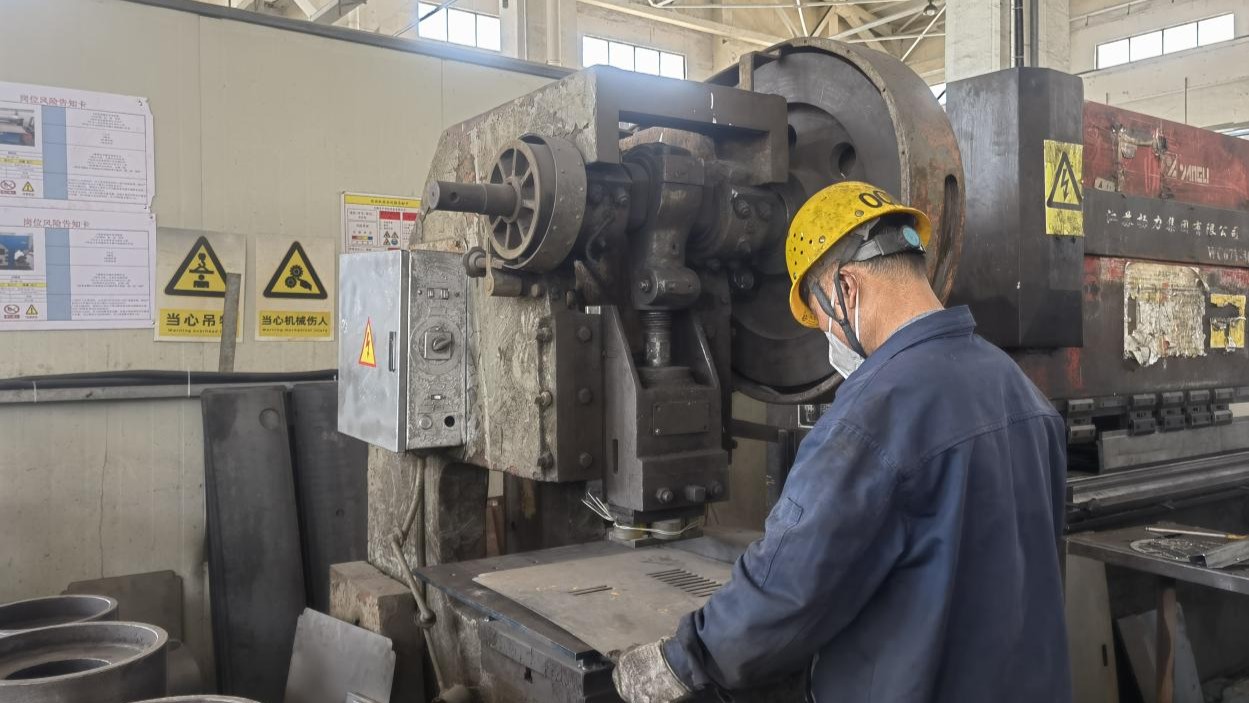 Hydraulic press operation in robot manufacturing