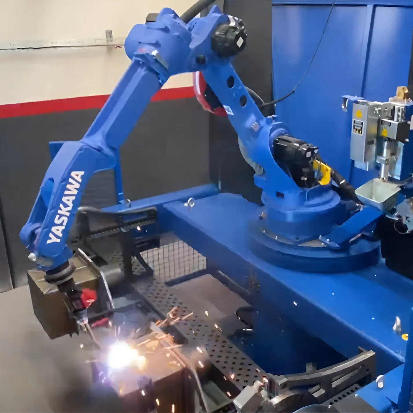 Automatic Intelligent Welding Robot Yaskawa Ar2010 Splash-Free Smooth Seam Sheet Metal Steel Structure Welding Equipment