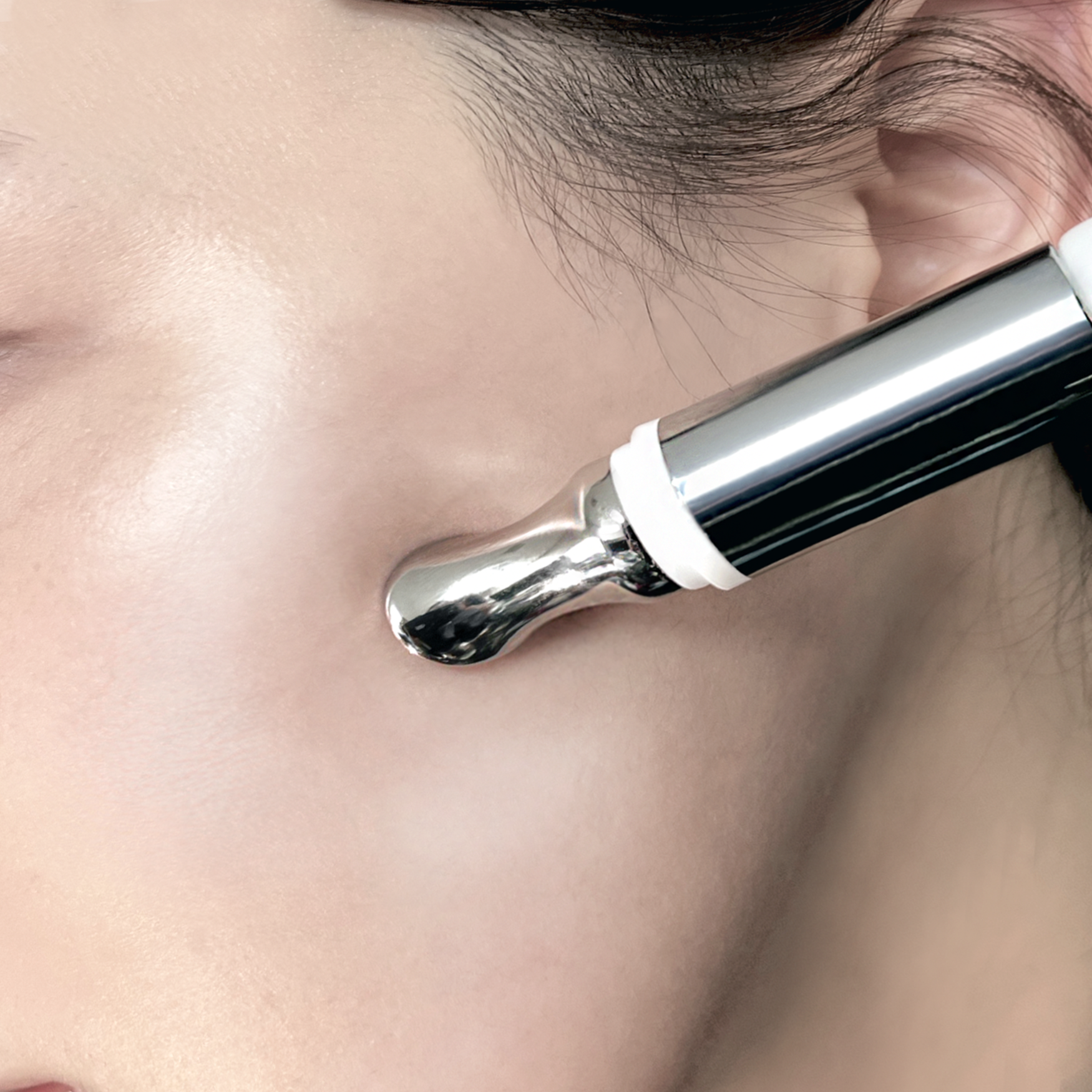 Advanced Redness &amp; Irritation Relief Set: V21 ExSolution Device with Dermatology Inspired Calming Formula Ampoule