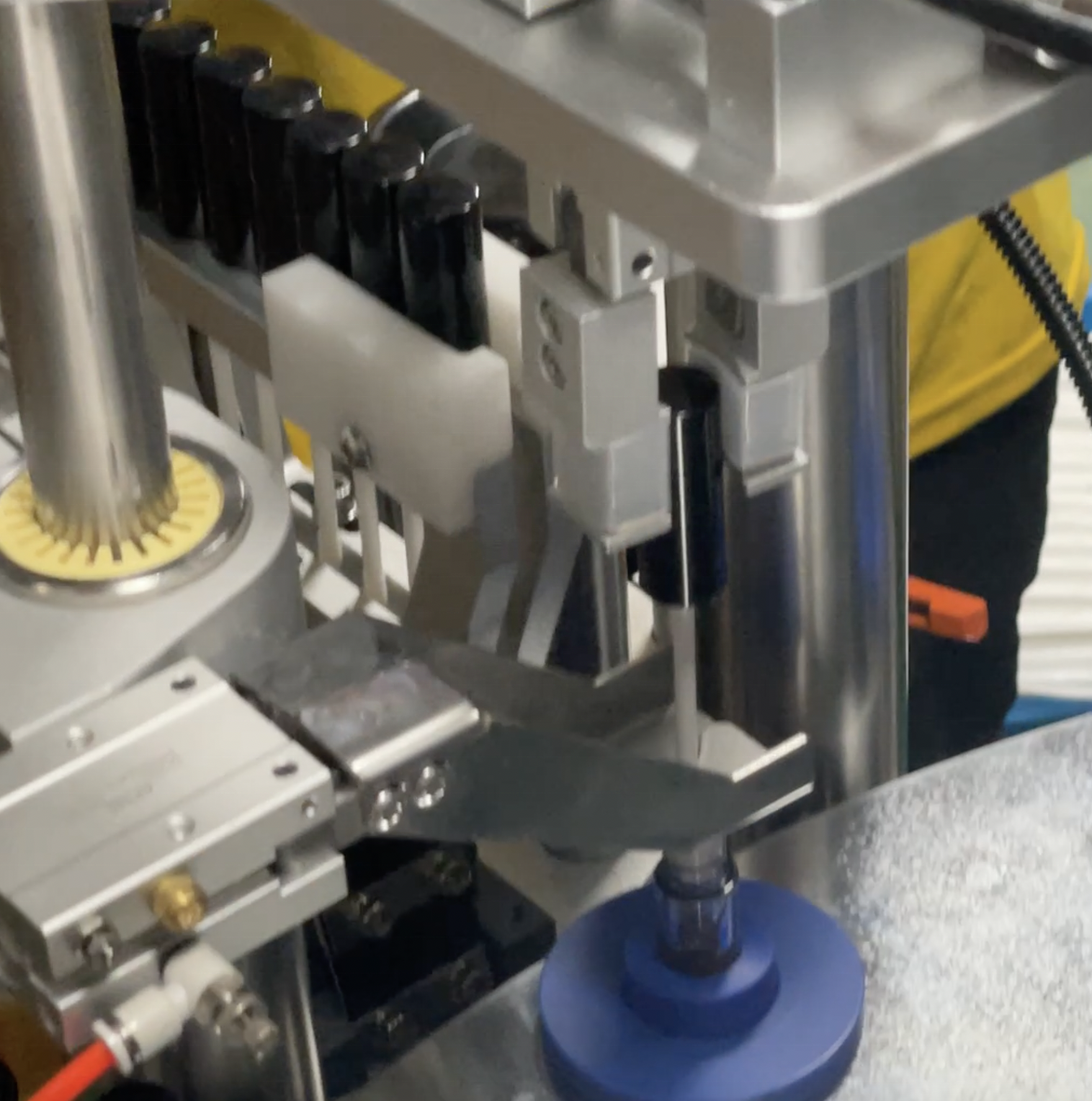 Factory Automatic Lip Gloss Manufacturing Machine Customized Make up Mascara Filling Machine