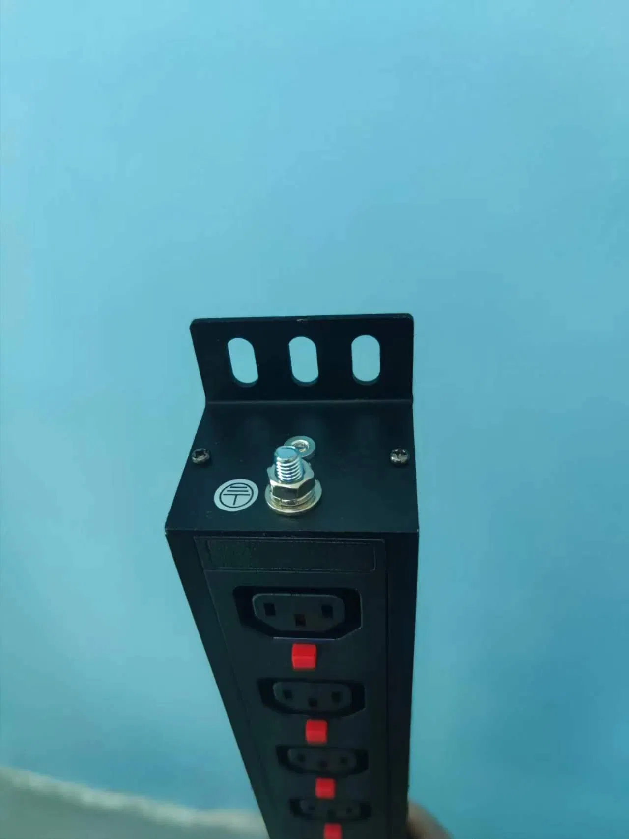 Unidad de Distribución de Energía en Rack Vertical para Eficiencia Energética