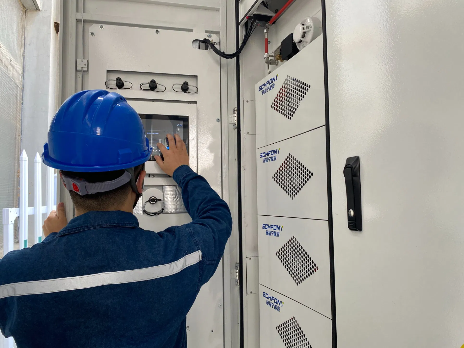 215 Sistema de Generación de Energía Solar Fotovoltaica en kWh con Almacenamiento de Batería y Respaldo de Energía en Parque Industrial Contenedor de Esencia con Refrigeración por Aire