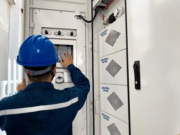 215 Sistema de Generación de Energía Solar Fotovoltaica en kWh con Almacenamiento de Batería y Respaldo de Energía en Parque Industrial Contenedor de Esencia con Refrigeración por Aire