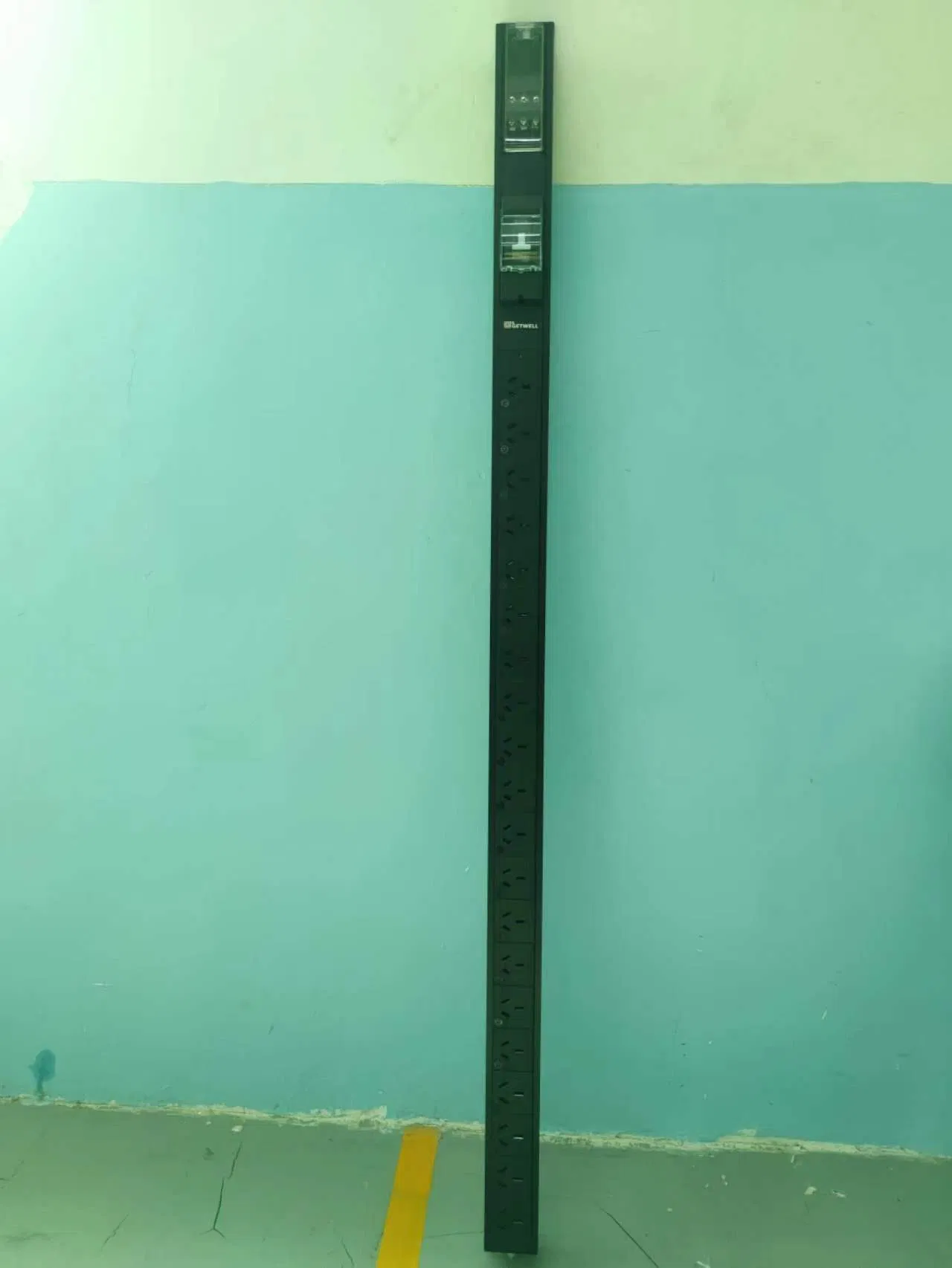 Unidad de Distribución de Energía en Rack Vertical para Eficiencia Energética