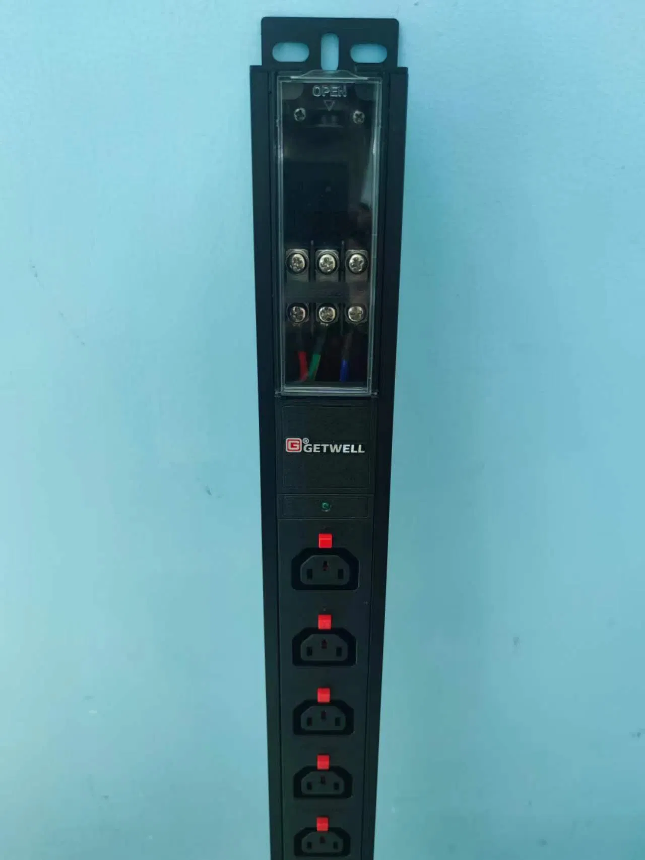 Unidad de Distribución de Energía en Rack Vertical para Eficiencia Energética