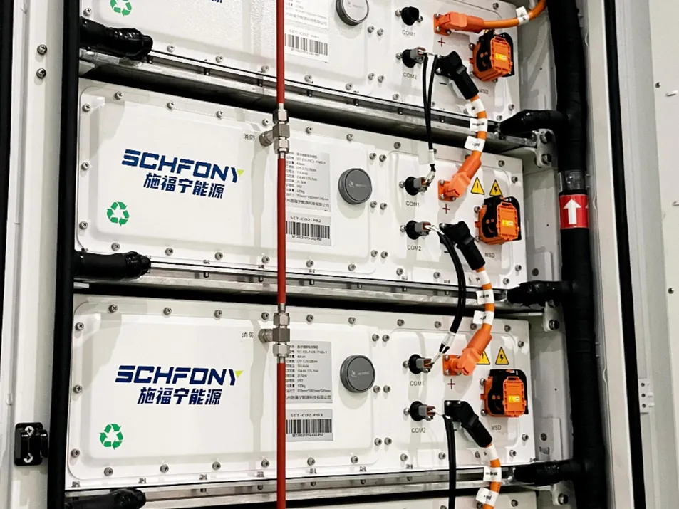 215 Sistema de Generación de Energía Solar Fotovoltaica en kWh con Almacenamiento de Batería y Respaldo de Energía en Parque Industrial Contenedor de Esencia con Refrigeración por Aire