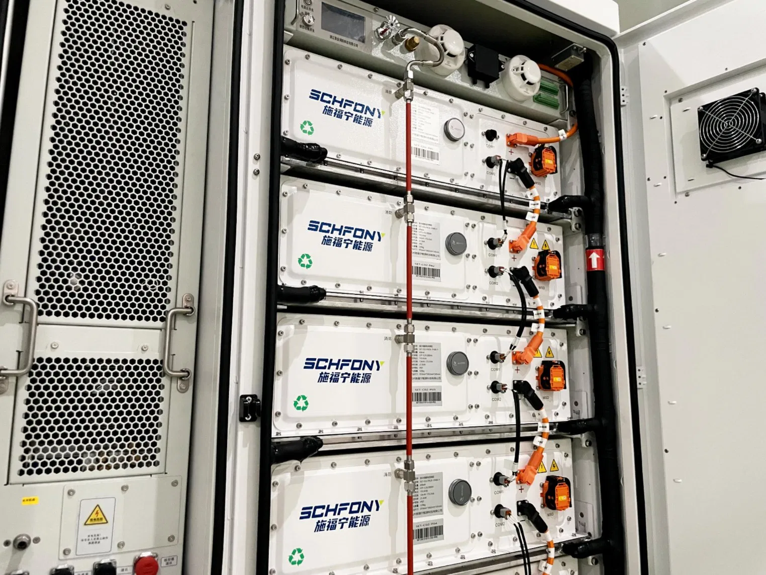 215 Sistema de Generación de Energía Solar Fotovoltaica en kWh con Almacenamiento de Batería y Respaldo de Energía en Parque Industrial Contenedor de Esencia con Refrigeración por Aire