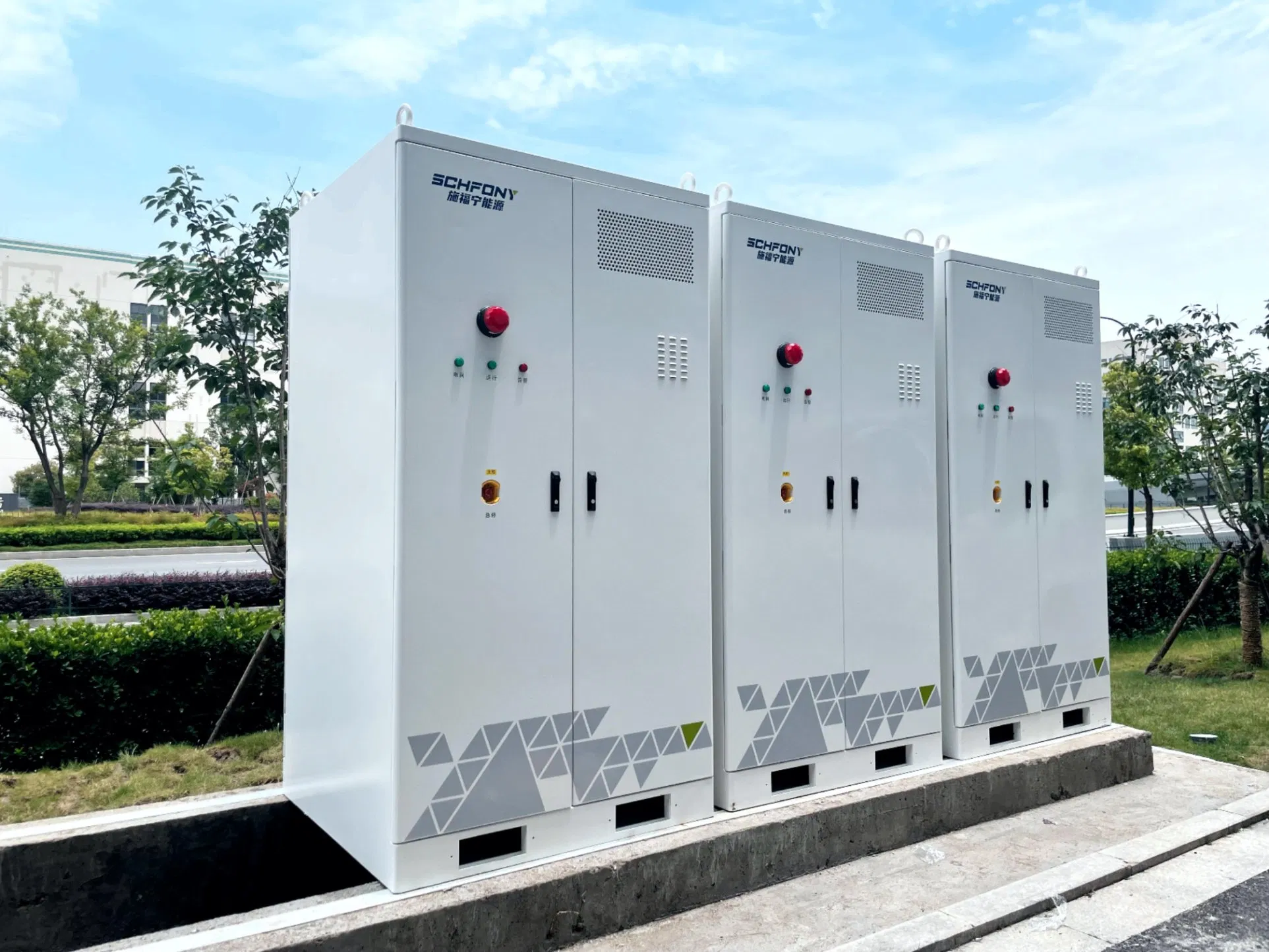 215 Sistema de Generación de Energía Solar Fotovoltaica en kWh con Almacenamiento de Batería y Respaldo de Energía en Parque Industrial Contenedor de Esencia con Refrigeración por Aire