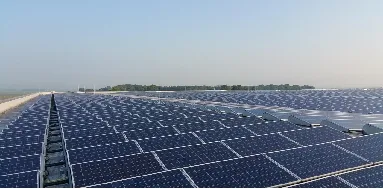 Inversores y baterías en contenedor solar