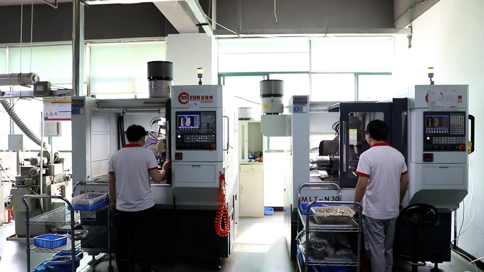 Gear hobbing machine for precision gear manufacturing