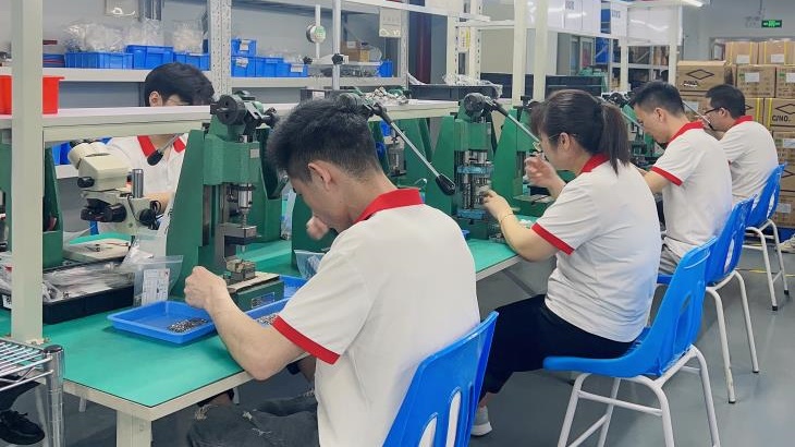 Riveting press machine for high-force motor component assembly