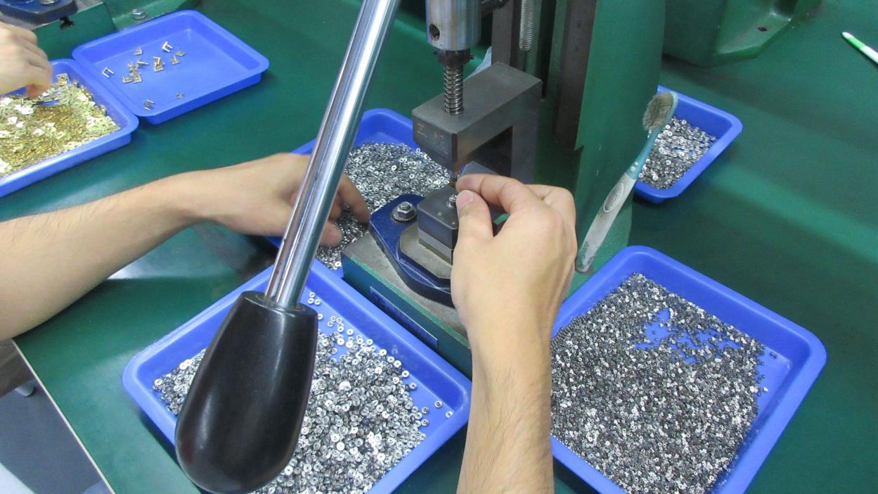 Reducer casing assembly step 1 at RSI Motors production line