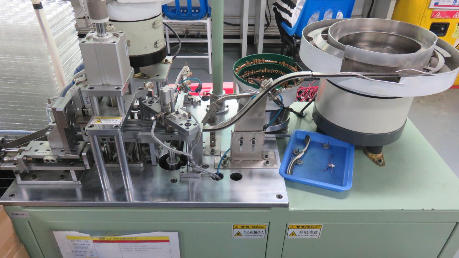 Riveting machine for motor bracket and housing assembly