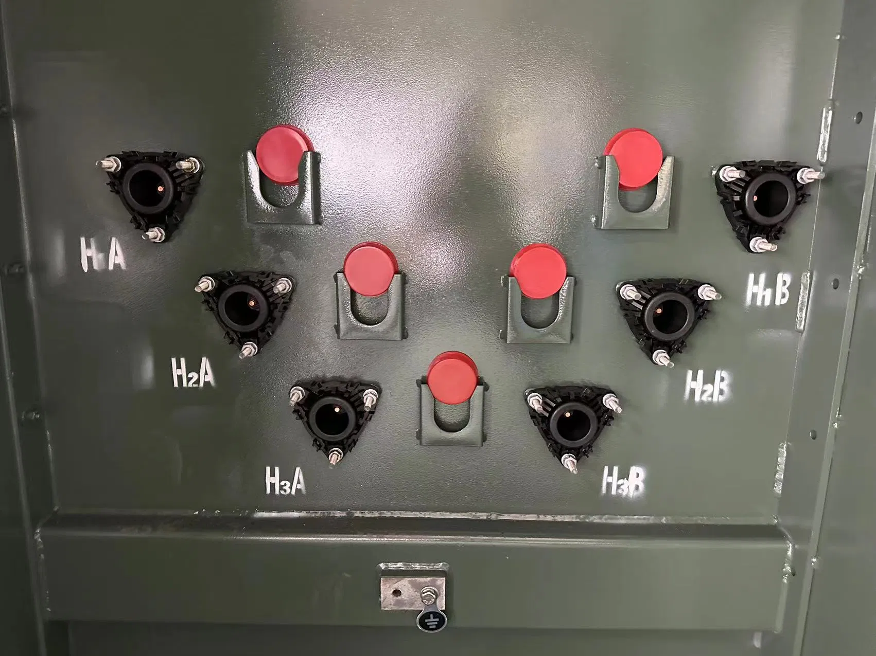 Transformador Trifásico Montado em Base Tipo Pedestal de Cobre 13200V a 400/230V 225 kVA