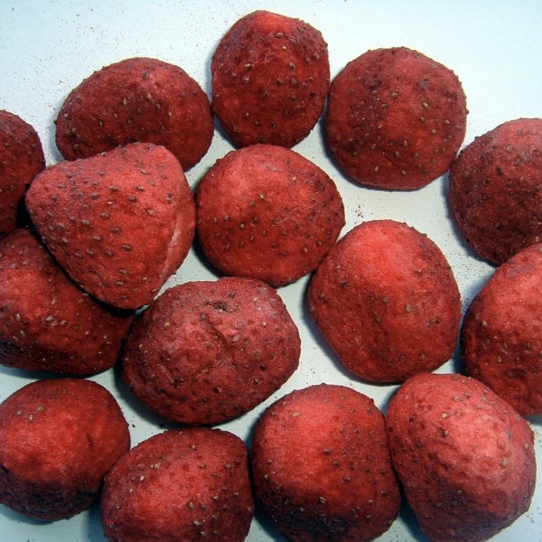 Wholesale 100% Pure Freeze Dried Whole Strawberry Fruit Sweet Taste Freeze Dried Process Bulk Packaging