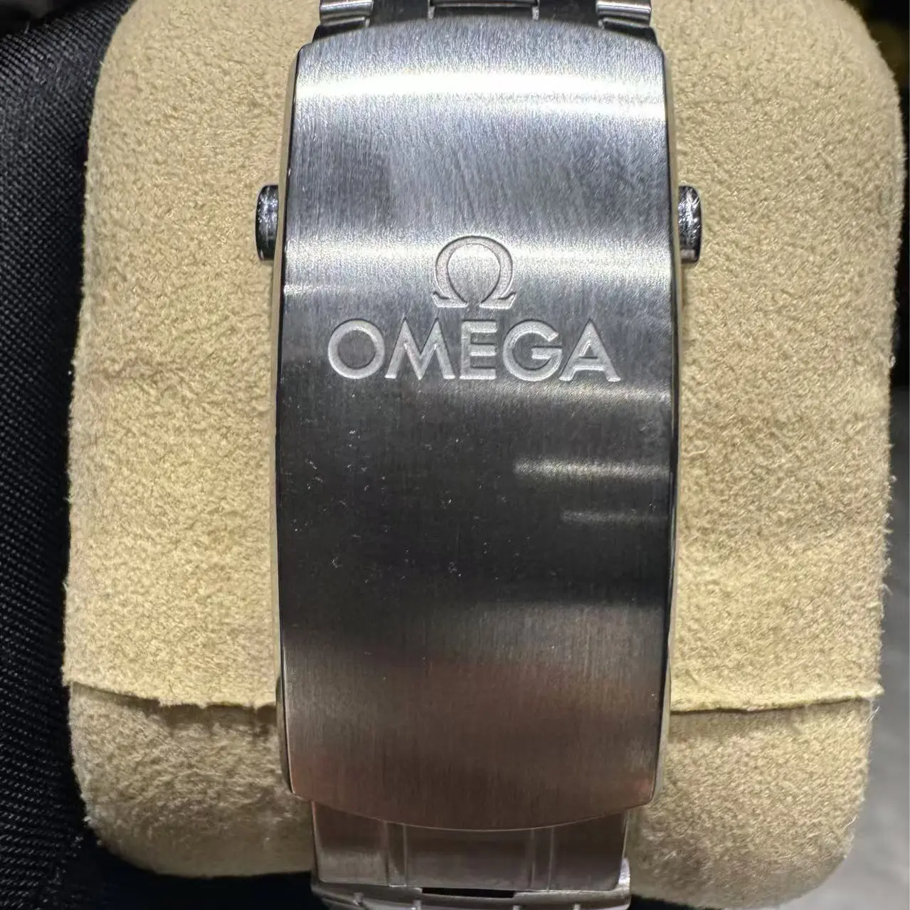 Omega Seamaster clasp button view 1