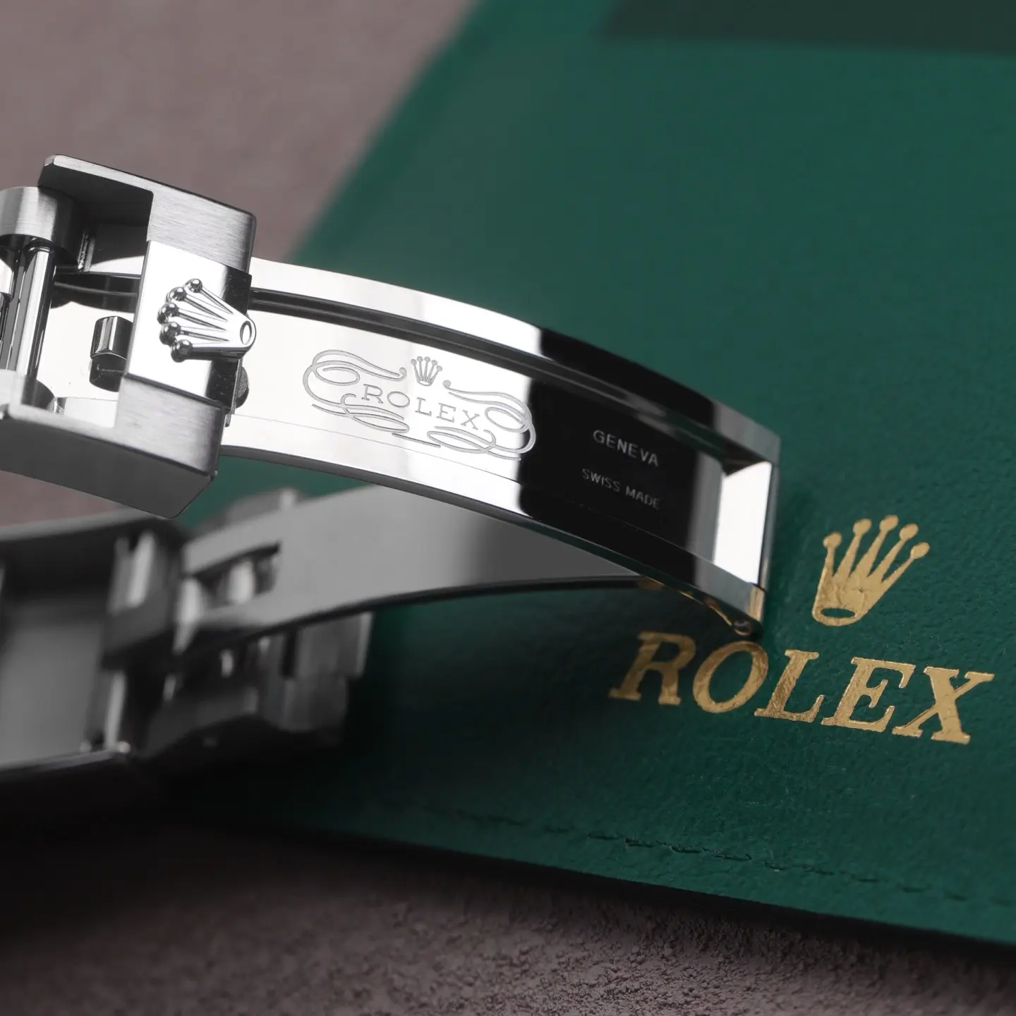 Rolex GMT-Master II button detail 2