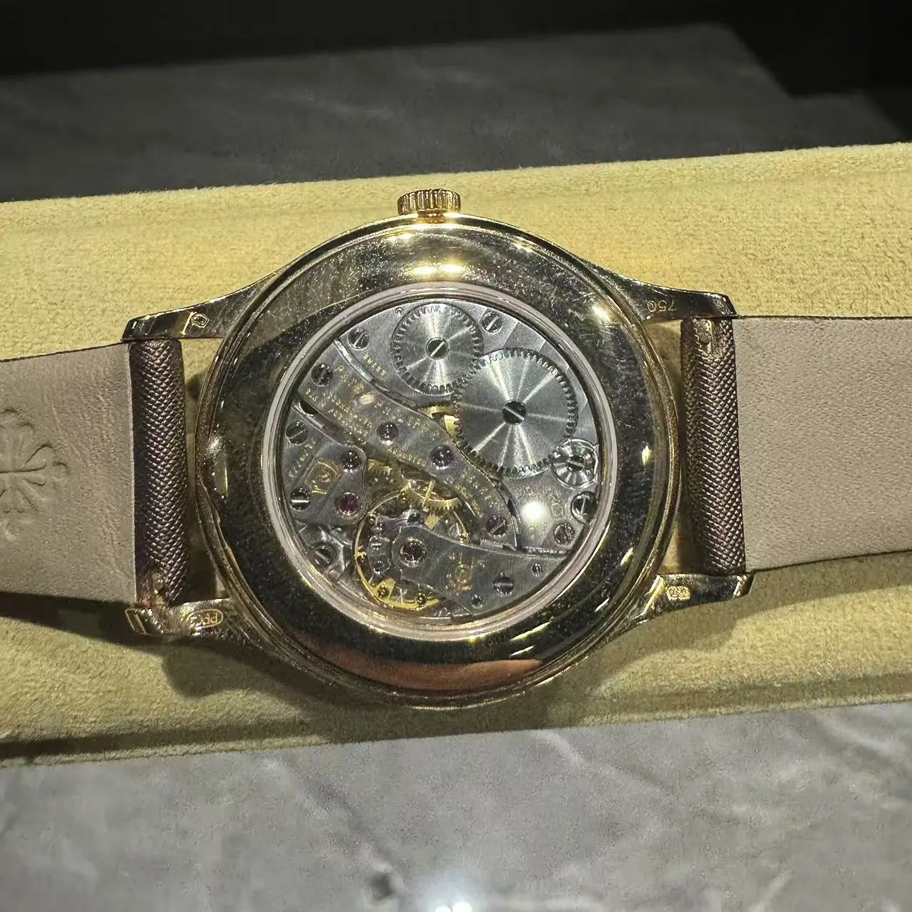 China Patek Philippe Calatrava Companies, Service
