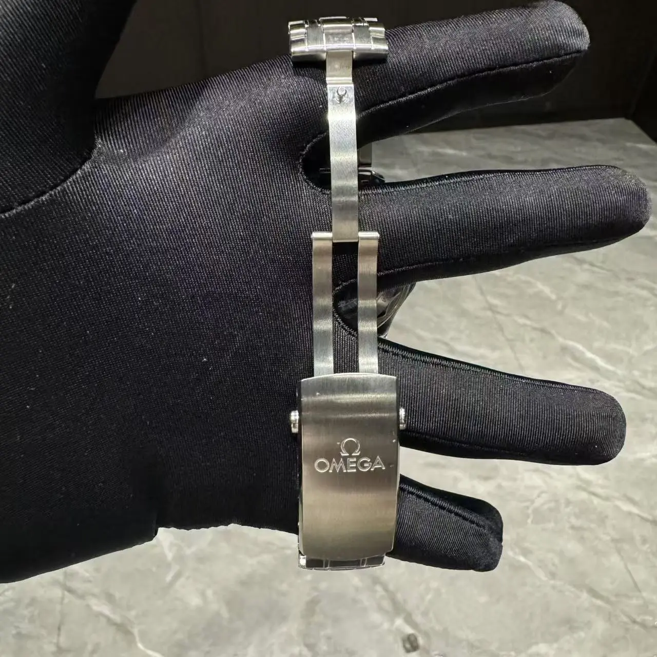 Omega Seamaster clasp button view 2