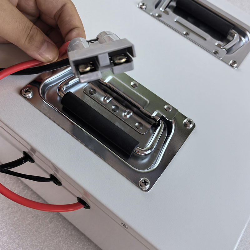 بطارية ليثيوم أيون قابلة لإعادة الشحن لدورة عميقة للمركبة الذكية للنقل 24V 80ah LiFePO4 لآلية النقل الذاتية وشاحنة الماستر