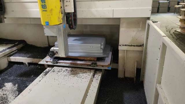 ESRT Life quality control team inspecting travel bags at Dongguan manufacturing facility