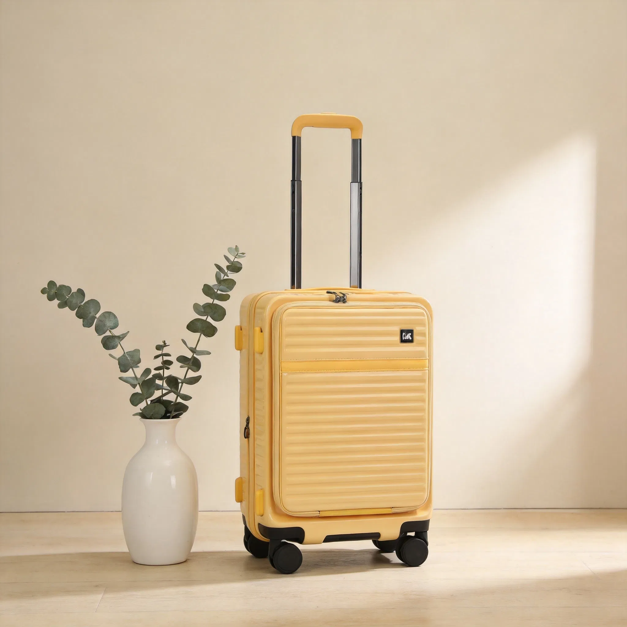 Expandable Magnetic Luggage System for Seamless Travel Experiences