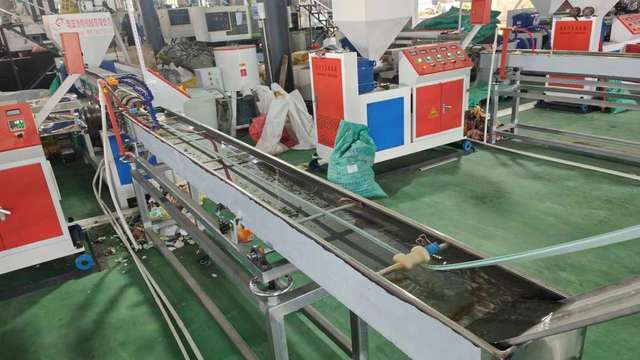 ESRT Life lifestyle and daily-use bags including crossbody bags tote bags and shoulder bags