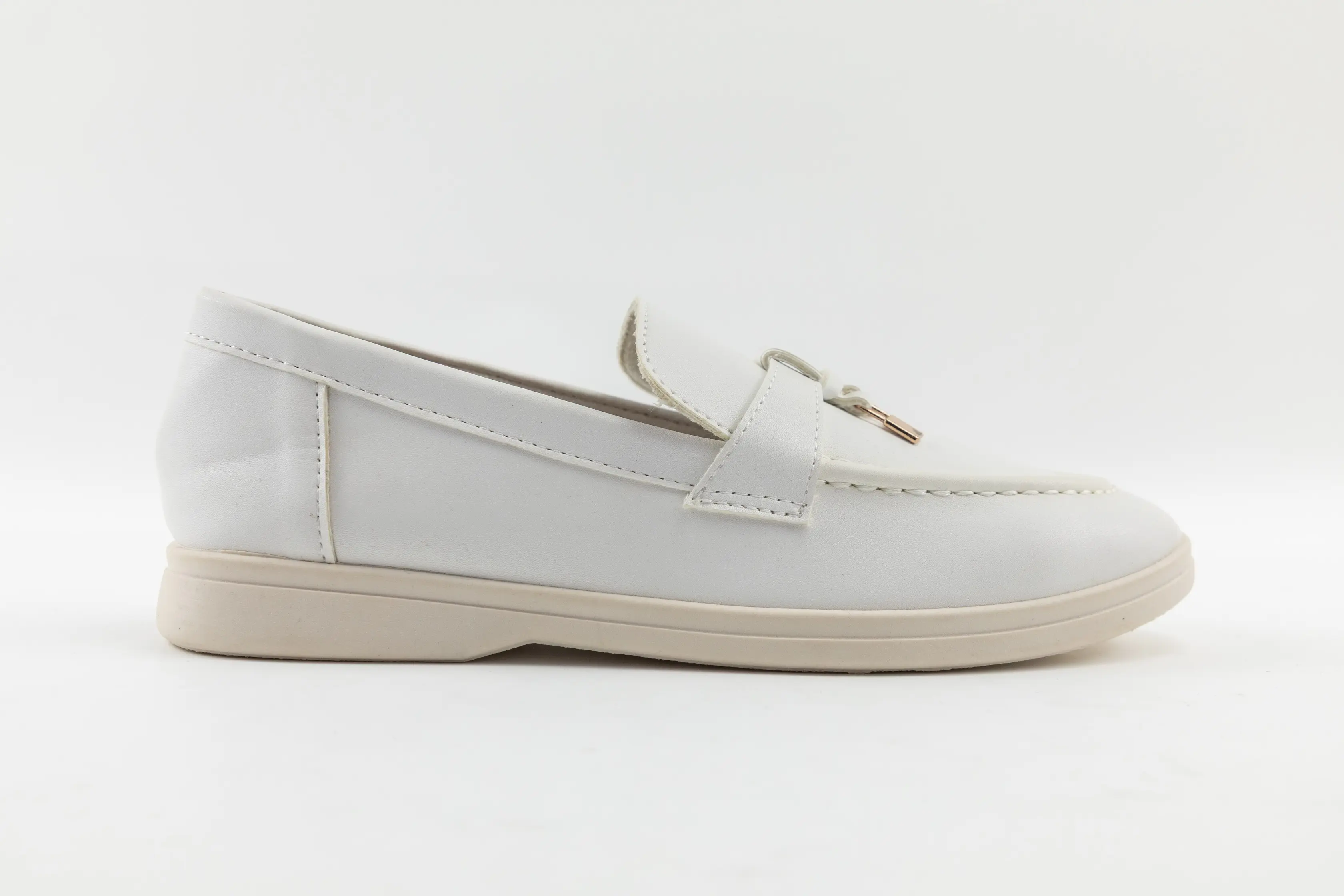 OEM ODM Custom White PU Ladies Loafers with Gold Metal Charm Decoration