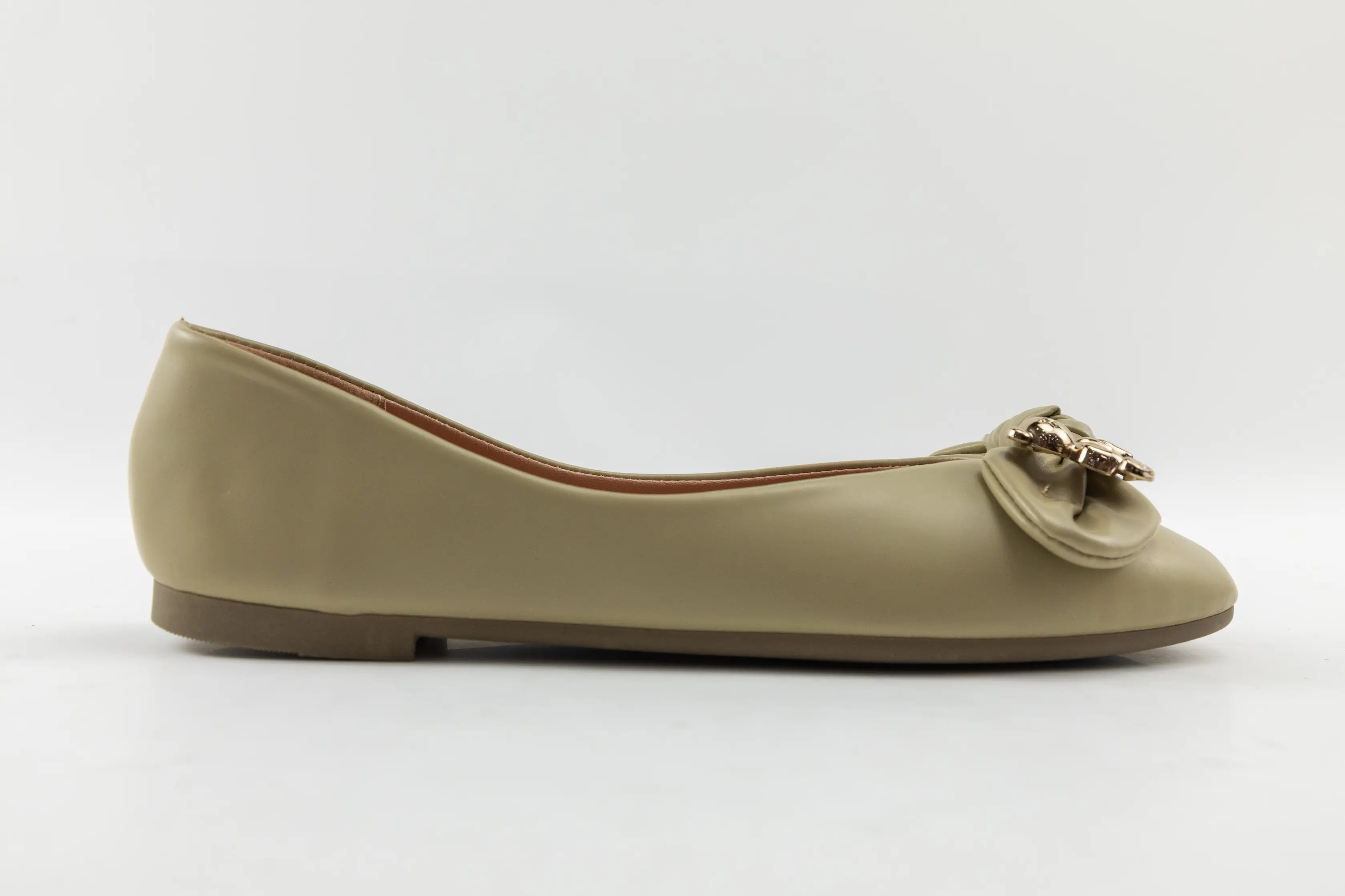 Custom Beige PU Ladies Ballerina Flats with Bow and Gold Bear Charm Decoration