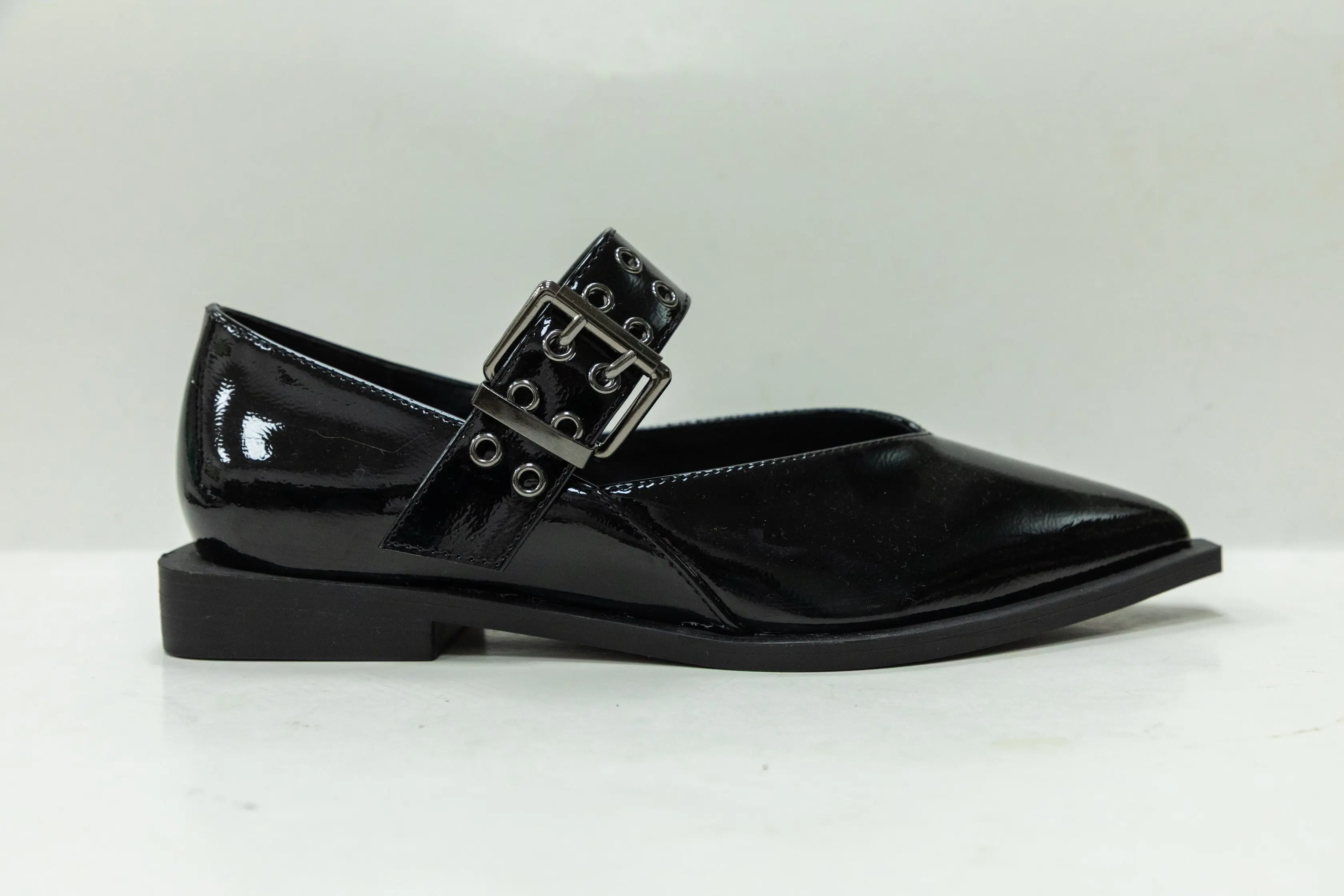 OEM ODM Custom Black Patent PU Ladies Ballerina Shoes with Wide Buckle Strap