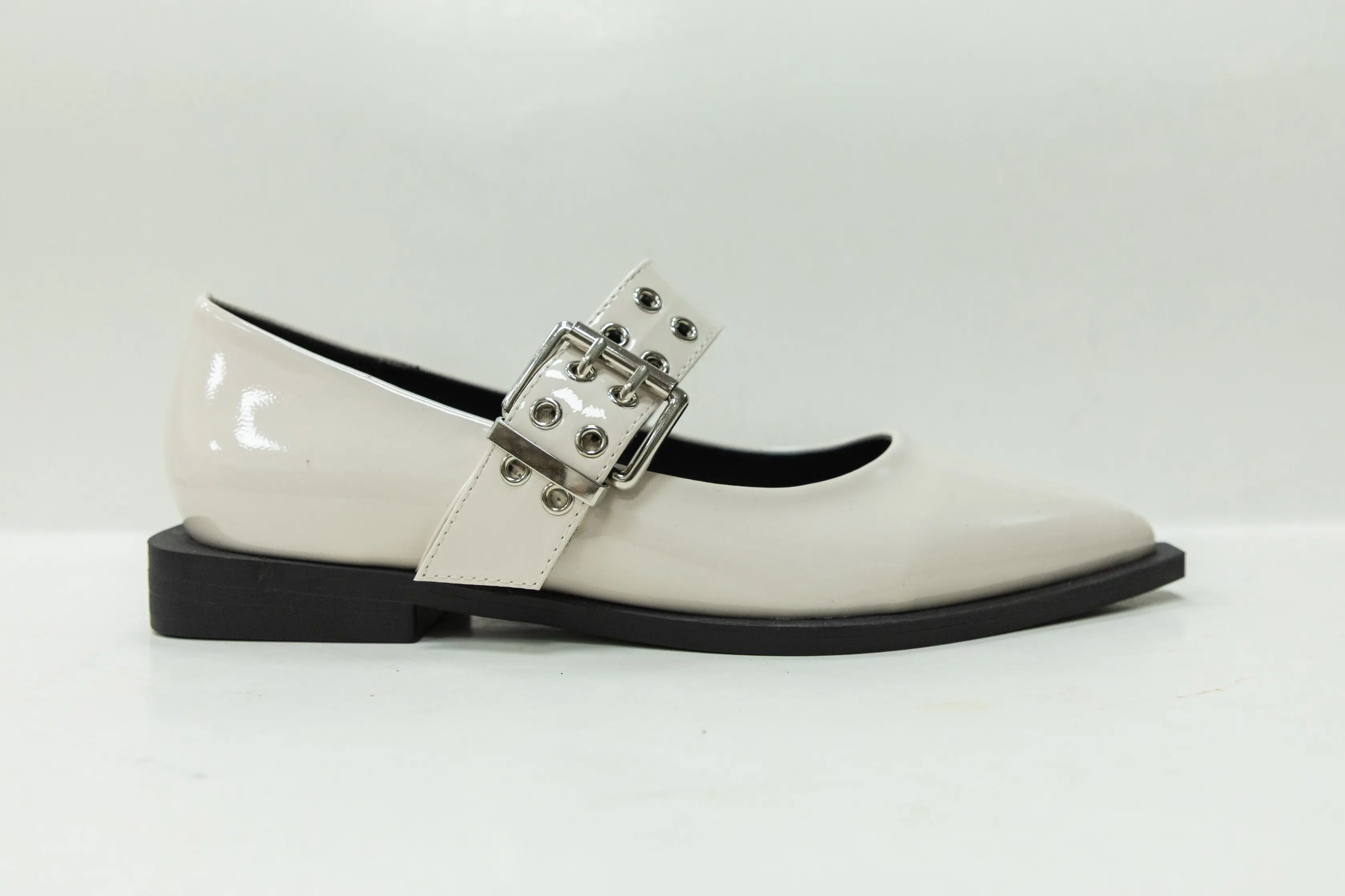 OEM ODM Custom Silver Patent PU Ladies Ballerina Shoes with Wide Buckle Strap
