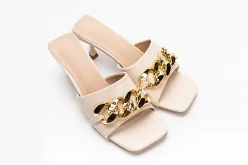 Trendy Heels with Chain Decoration