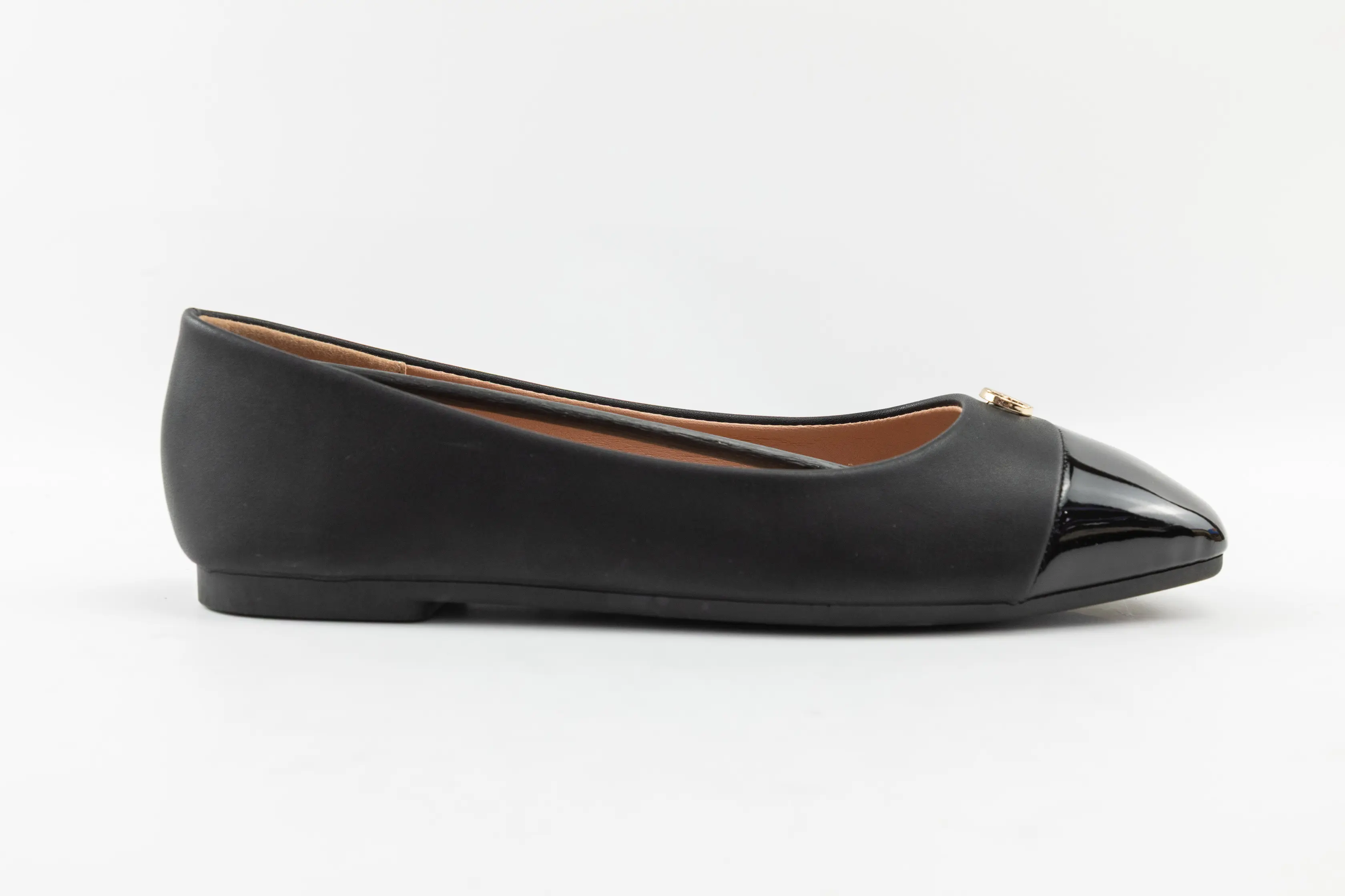 OEM ODM Custom Black PU Ladies Ballerina Flats with Patent Toe Cap and Metal Logo Decoration