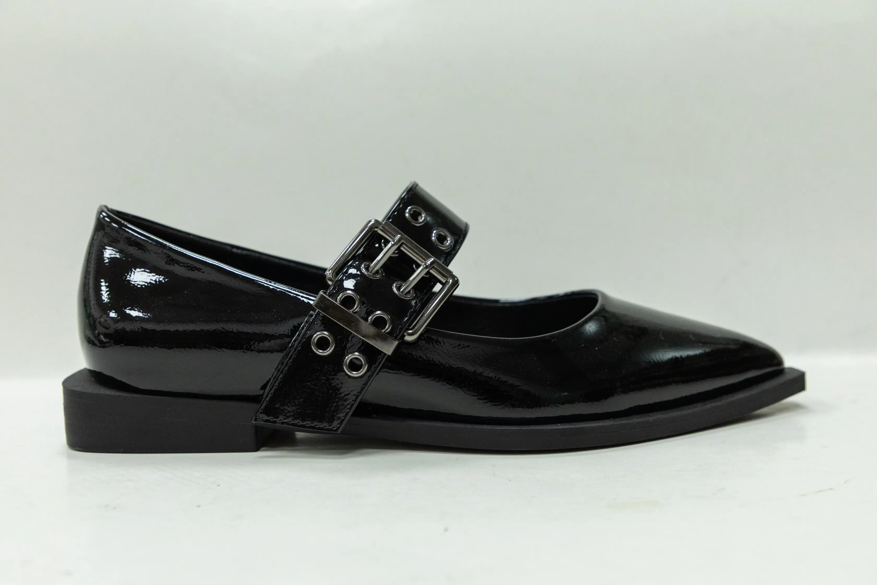 OEM ODM Custom Silver Patent PU Ladies Ballerina Shoes with Wide Buckle Strap