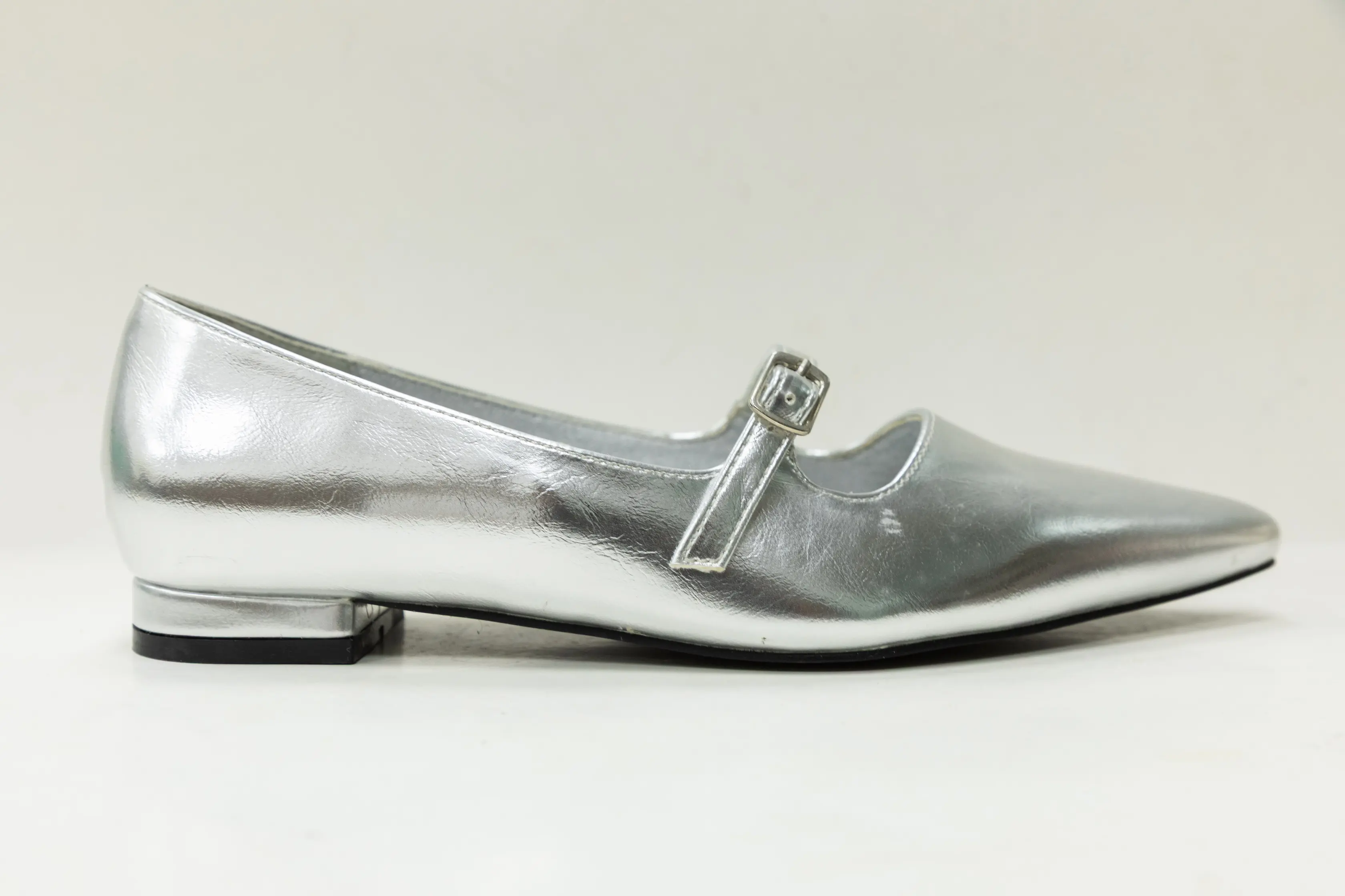 OEM ODM Custom Silver Patent PU Girls Ballerina Shoes with Buckle Strap and Low Heel