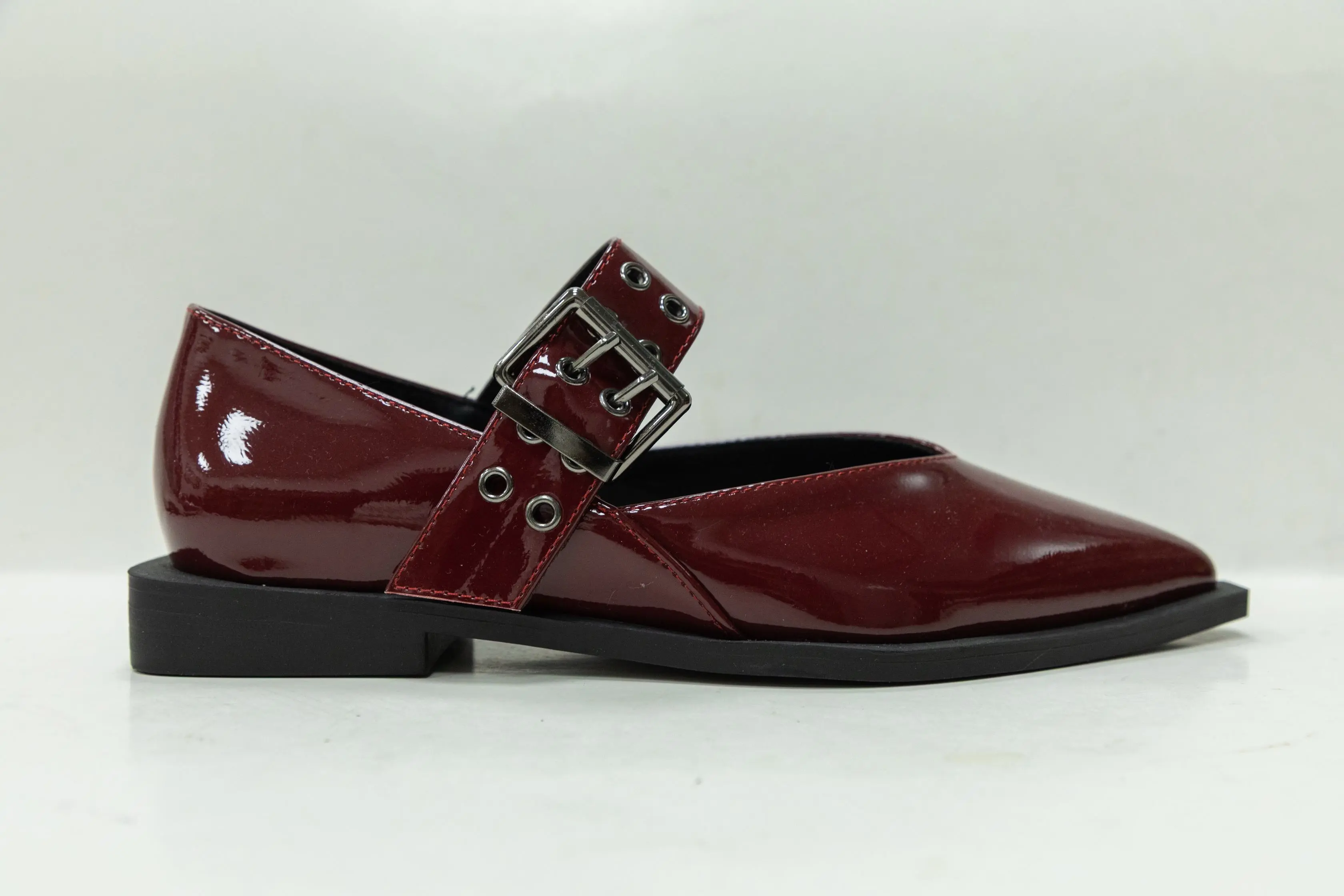 OEM ODM Custom Black Patent PU Ladies Ballerina Shoes with Wide Buckle Strap