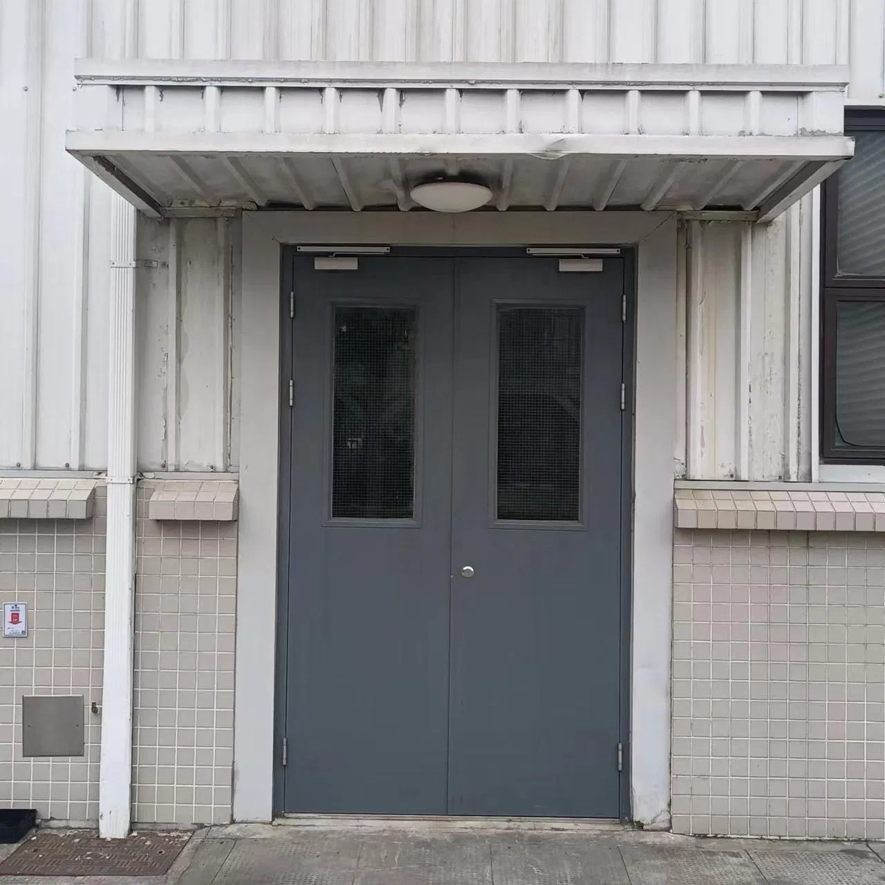 Puerta de entrada de hierro forjado a prueba de fuego, metal, frontal, principal, oscilante, plana, para la prevención de incendios y la seguridad interior con 1.0 horas